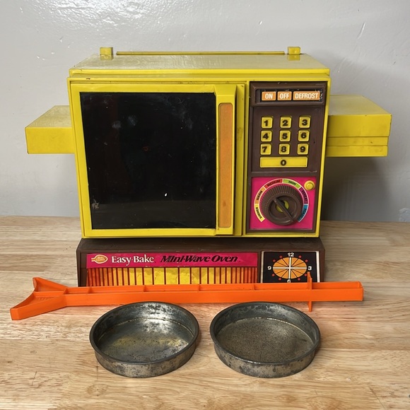 1970s Betty Crocker easy bake mini wave oven